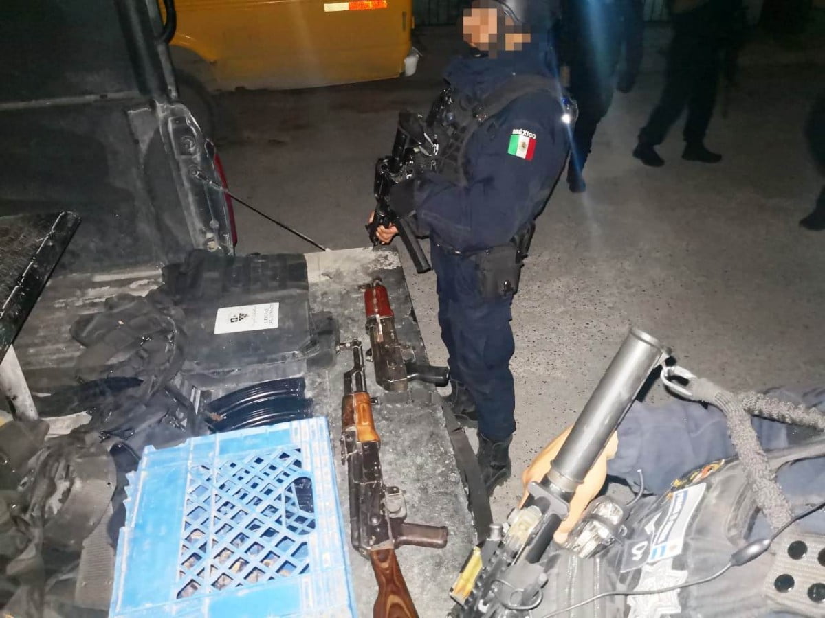 Aseguran 3 vehículos, armas y equipo táctico en Reynosa