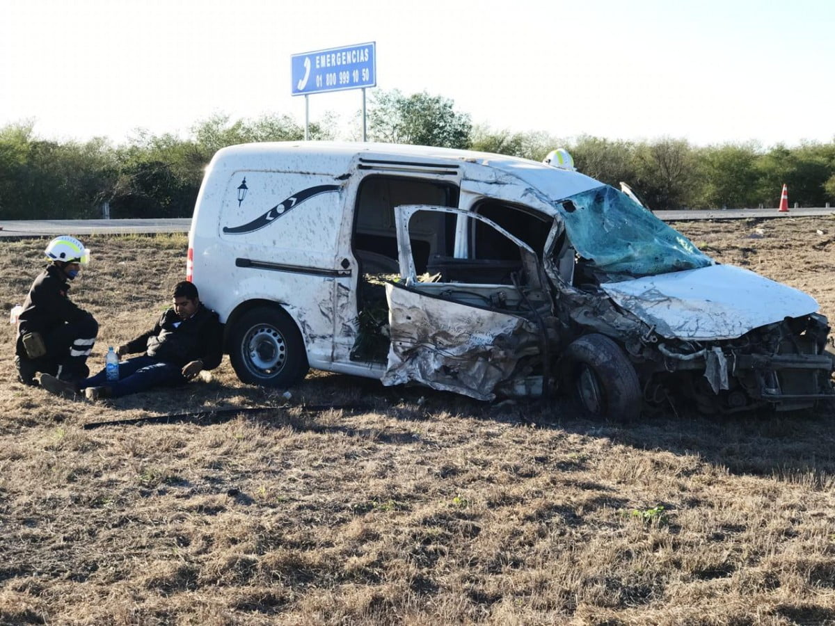 Carroza y camioneta chocan de frente; 3 lesionados