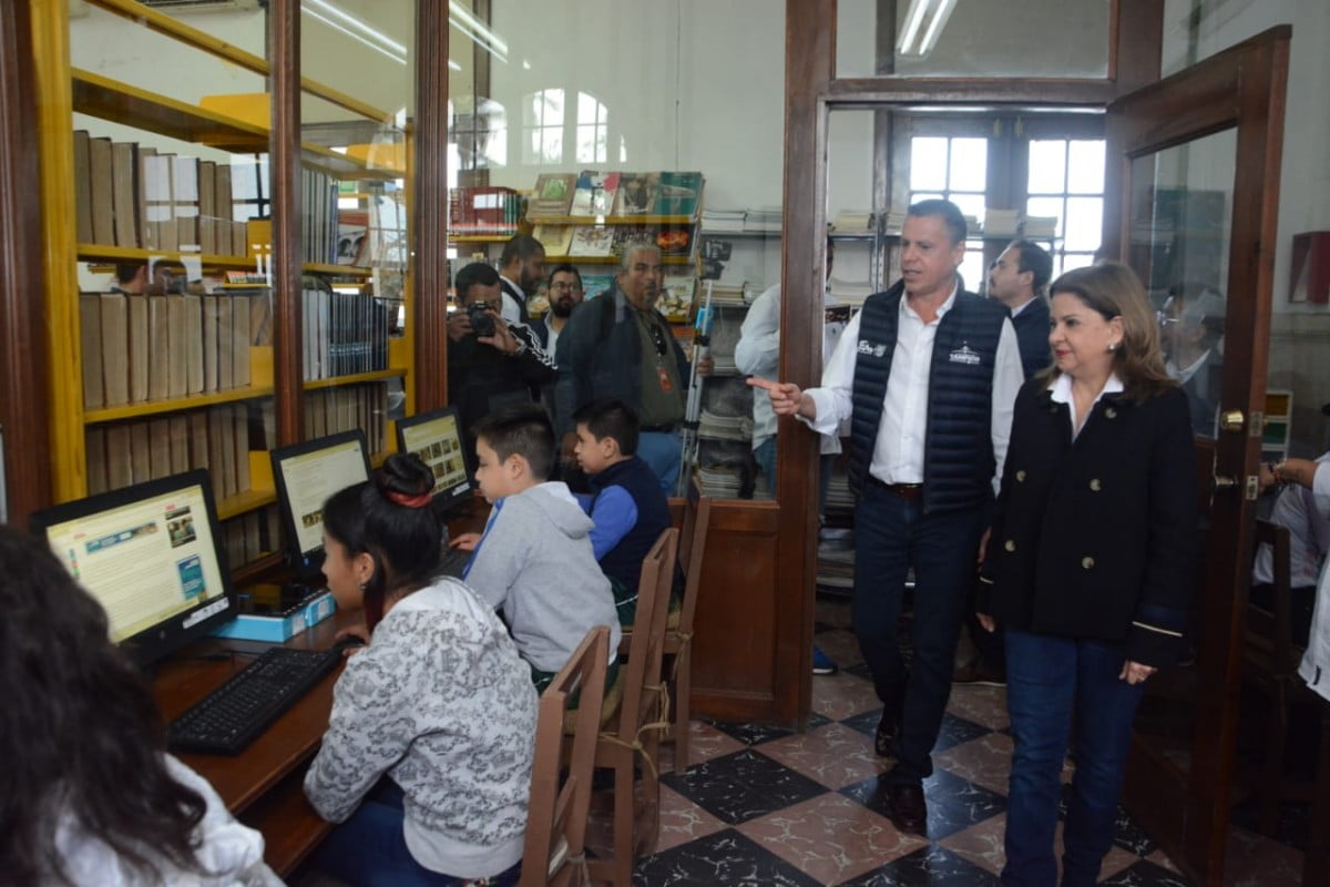Reciben bibliotecas de Tampico equipo de cómputo y miles de libros
