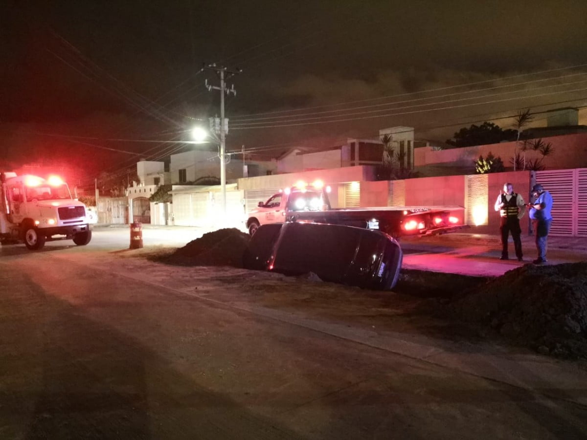 Camioneta cae a zanja en Ciudad Madero