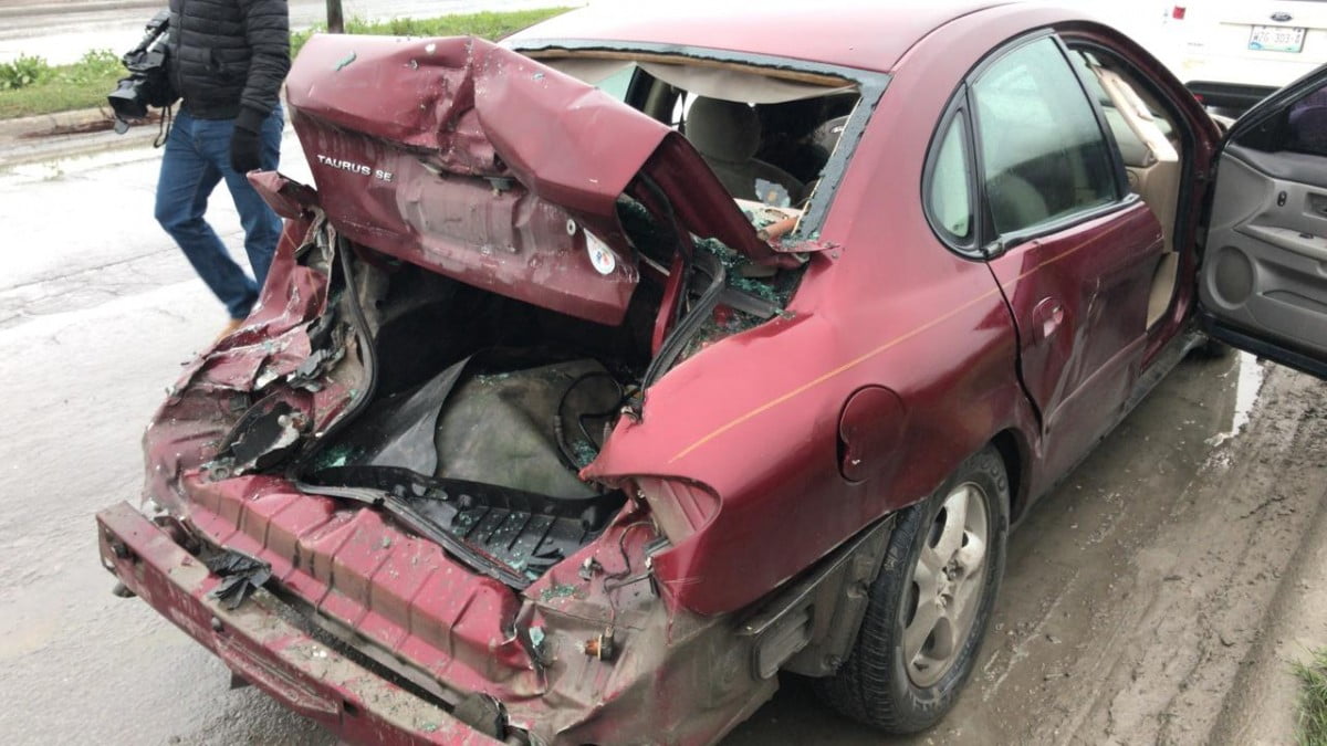 Patina camión y se lleva auto sobre el puente Canseco de Nuevo Laredo