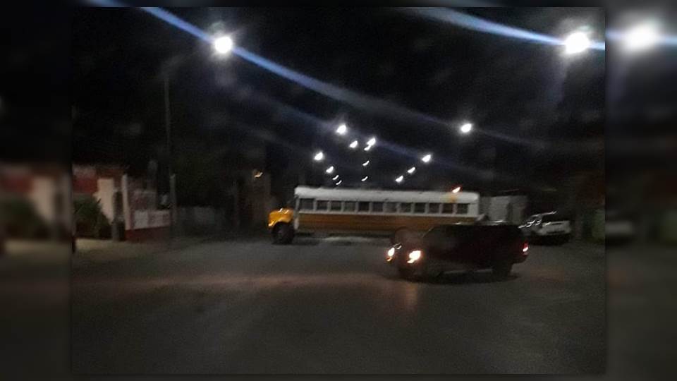 Bloqueos y balaceras durante la noche en Nuevo Laredo, usuarios captan tiroteos