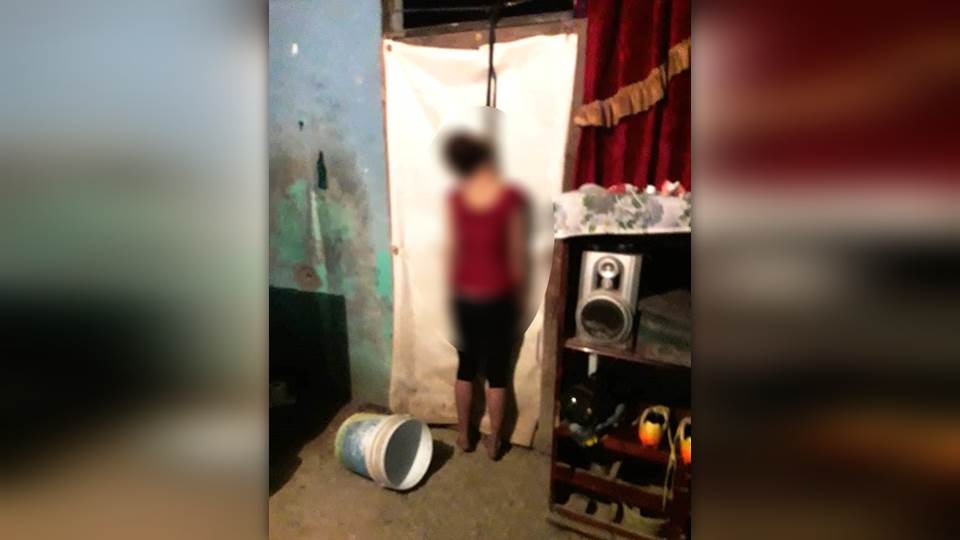 Encuentra cuerpo de su mujer colgando de un cordón