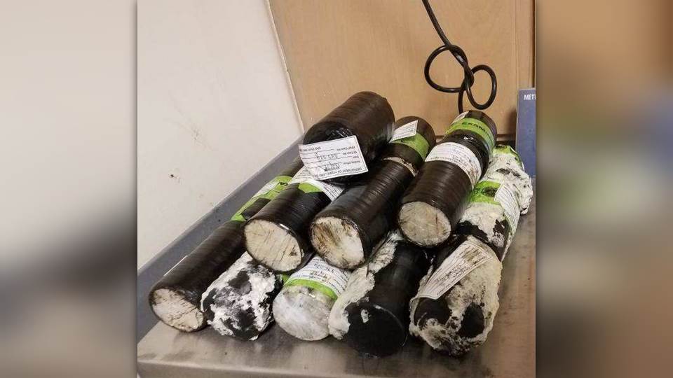 Interceptan camioneta con paquetes de heroína en puente internacional