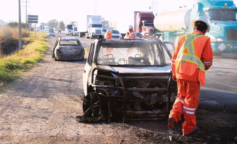 Huachicoleros queman vehículos en carreteras de Guanajuato