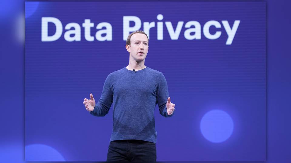 Facebook no vende los datos de la gente, asegura Zuckerberg