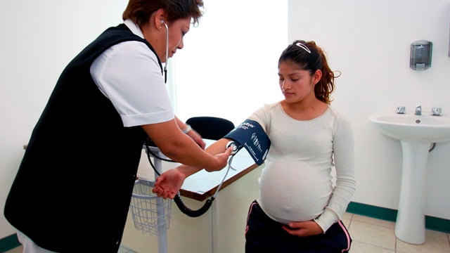 Capacitan a padres de familia para prevenir embarazo en adolescentes