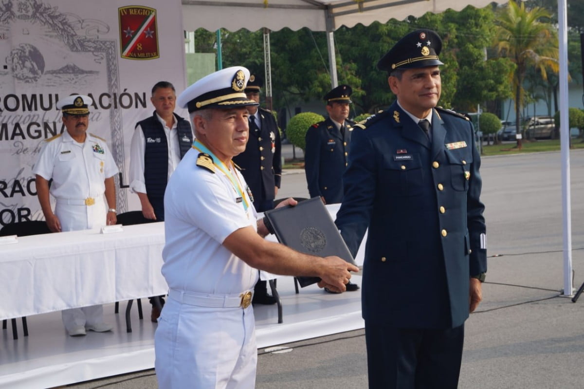 Recibe capitán de navío la condecoración “Legión de Honor”