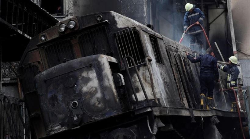 Explosión de un tren tras accidente causa al menos 20 muertos en El Cairo