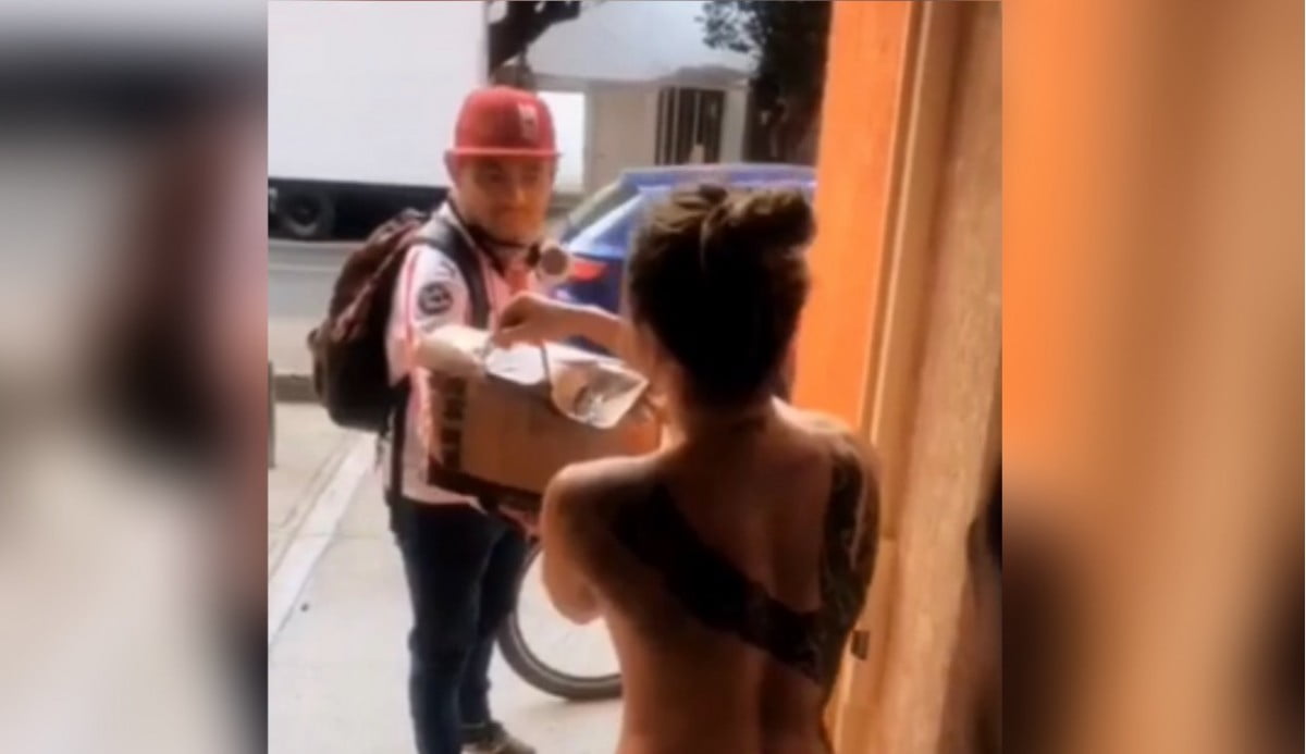 La playmate Ingrid Brans sorprende en topless a repartidor de comida