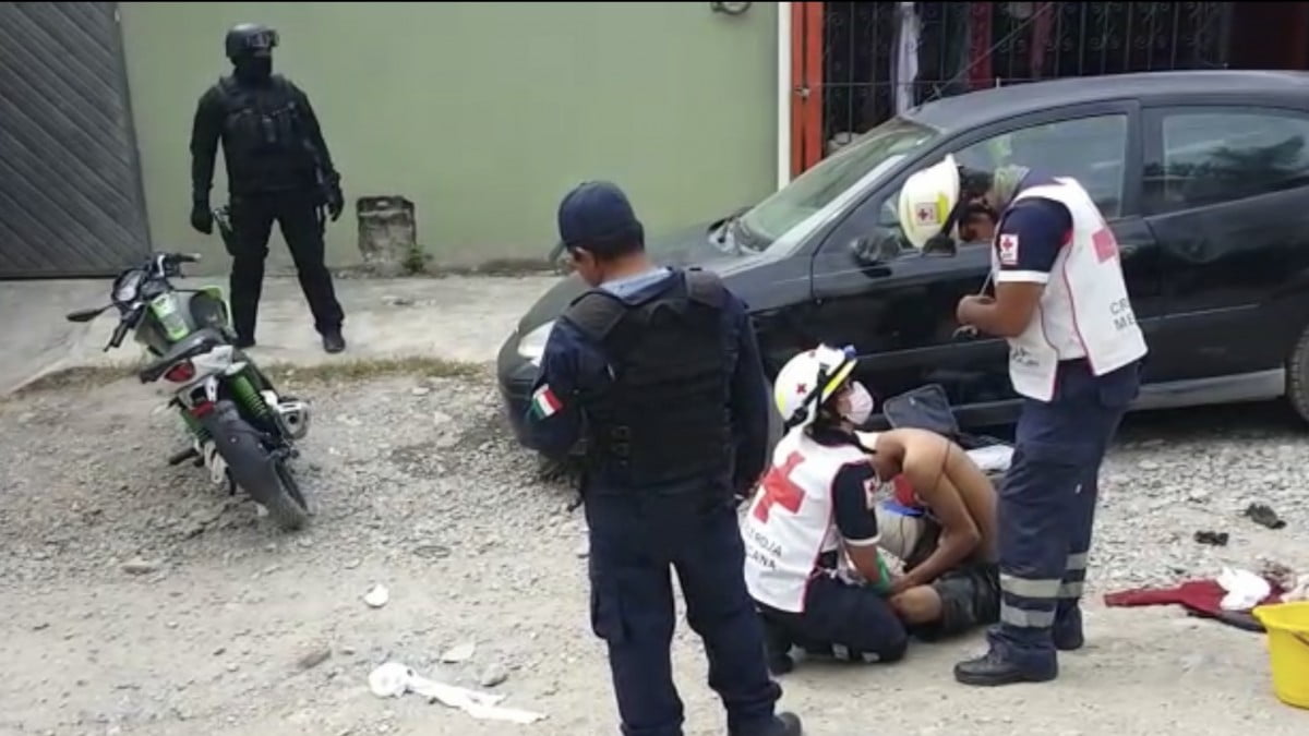 Jóvenes heridos tras caer de motocicleta, estatales los auxilian