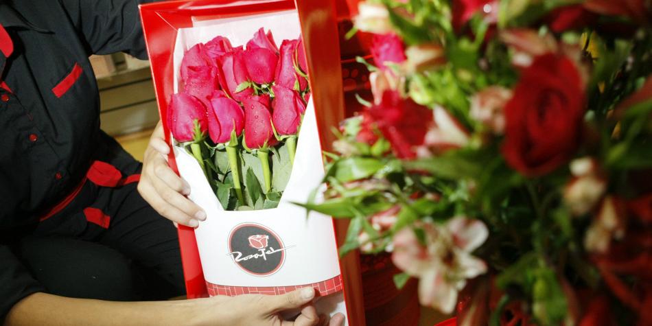 Son más los hombres los que buscan regalos para día de San Valentín