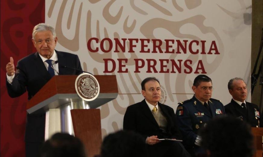 AMLO firma acuerdo para abrir archivos del Cisen