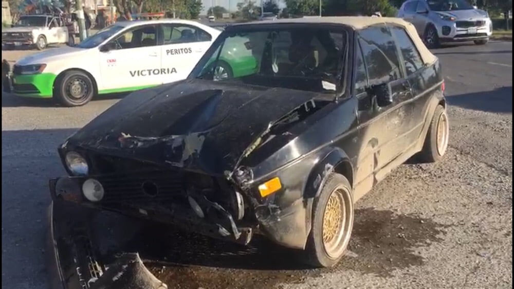 Madre y dos hijos hospitalizados tras choque en entrada al cuartél