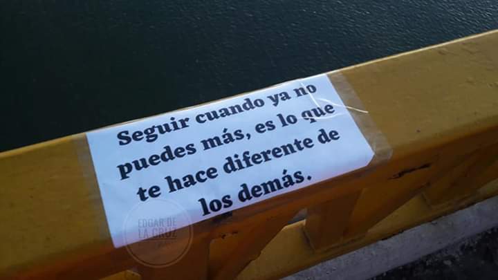 Colocan mensajes de aliento en el Puente Tampico para que suicidas desistan de quitarse la vida