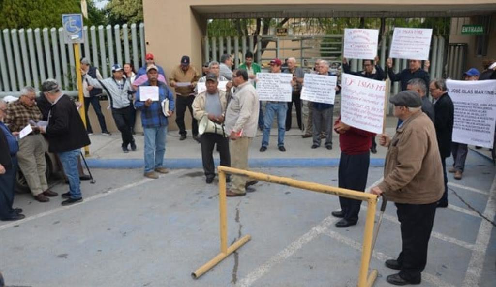 Protestan jubilados de PEMEX en Reynosa por falta de medicamento