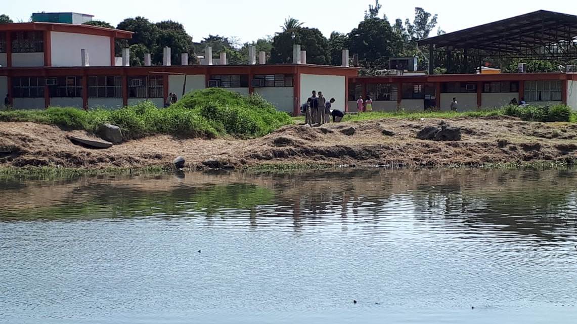 Piden barda en secundaria de Tampico, temen alumnos caigan en canal a cielo abierto