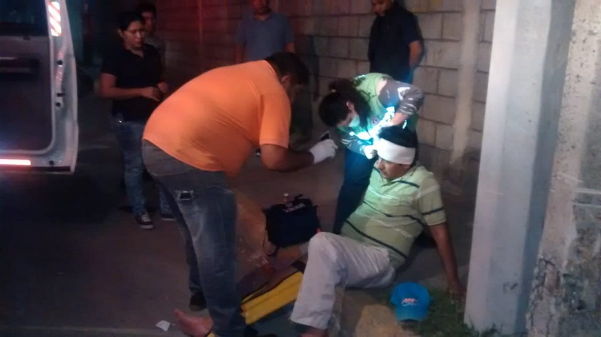 Promotor de ventas es brutalmente atropellado; vehículo responsable huye del lugar