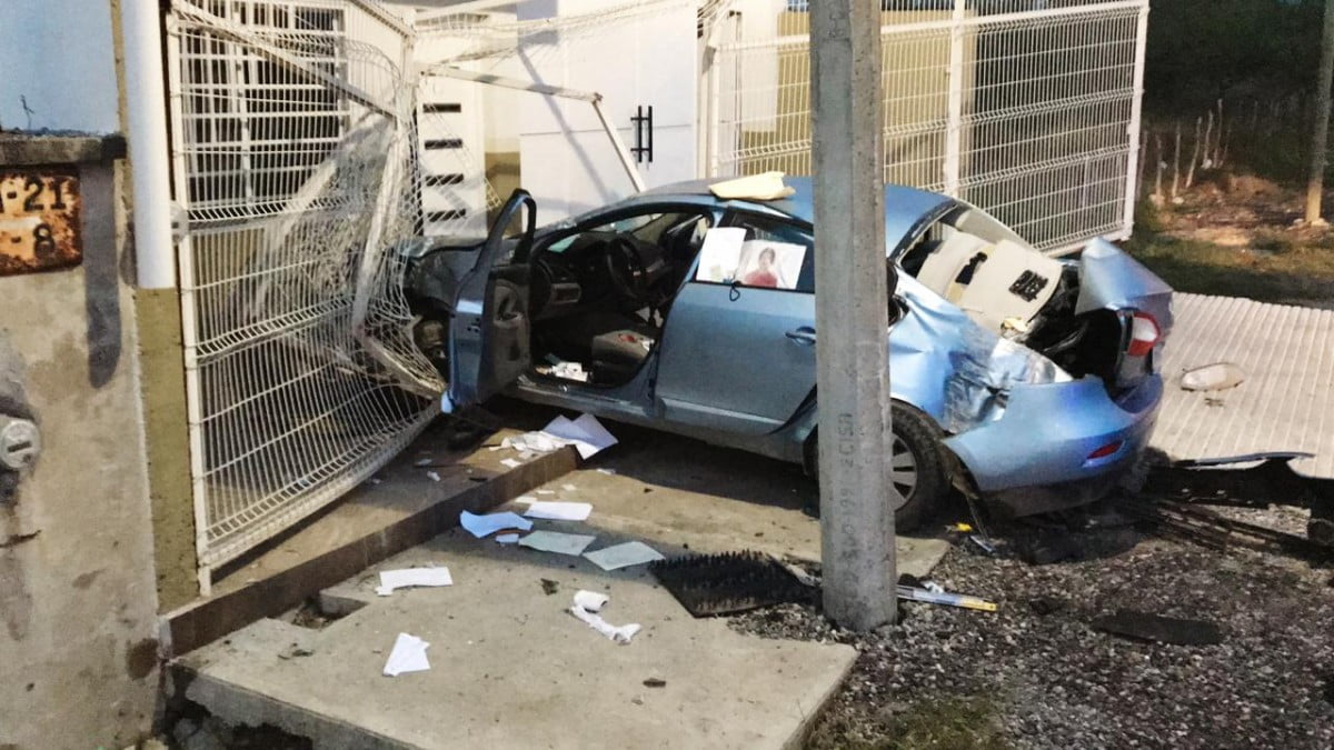 Destrozan y abandonan dos “Fluence” en libramiento Naciones Unidas