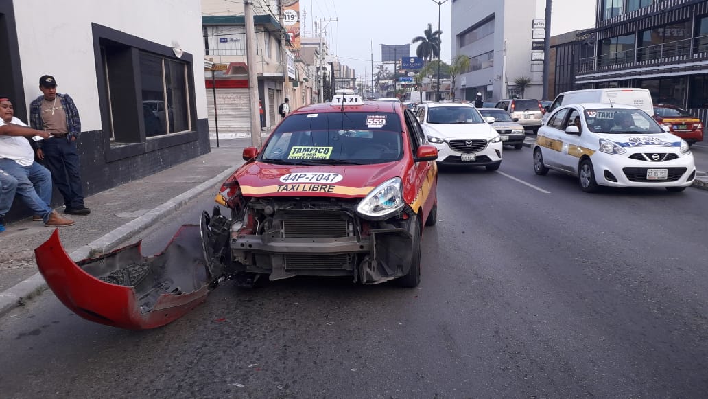 Aparatoso choque entre taxis en la avenida Hidalgo en Tampico