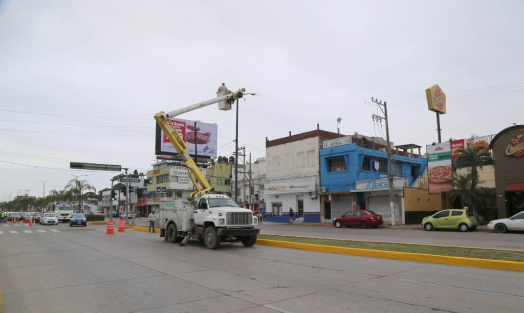 Rehabilitan en Madero alumbrado público
