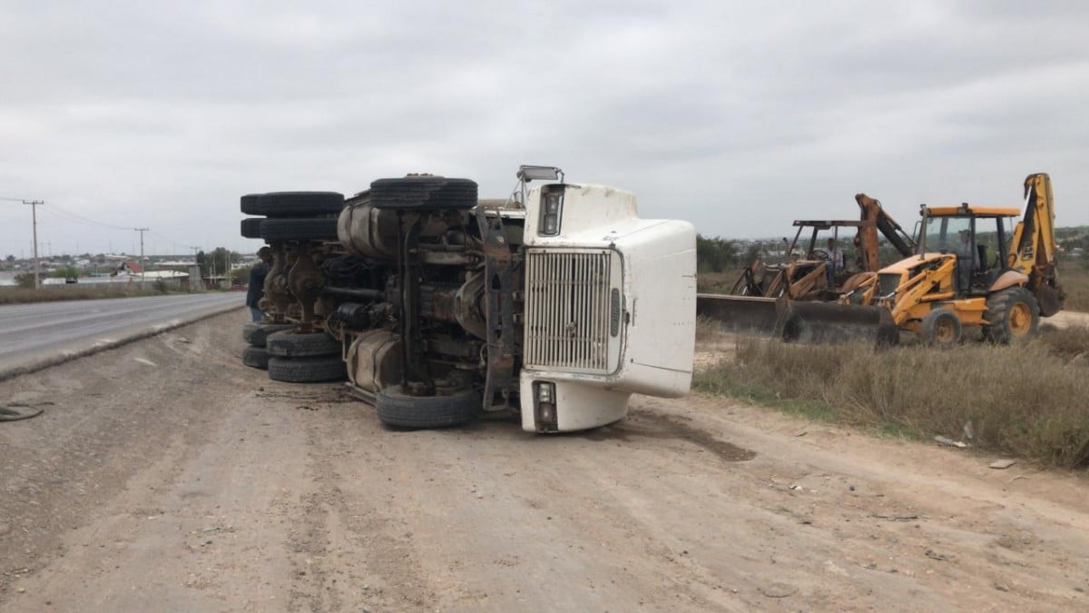 Vuelca camión en el Segundo Anillo Periférico de Nuevo Laredo
