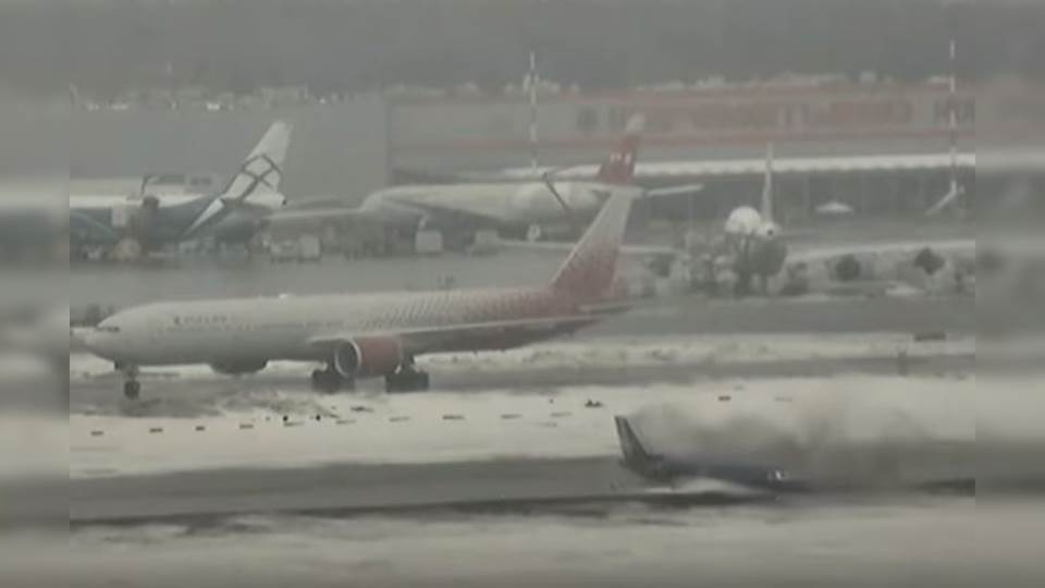 Avión resbala con la nieve y sale de la pista en Moscú (VIDEO)