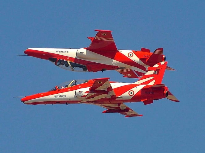 Colisión de dos aviones acrobáticos en la India, deja un muerto