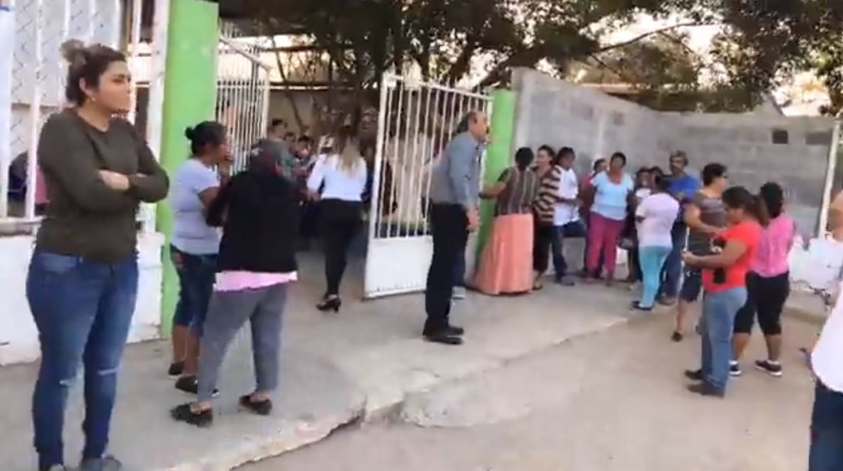 Protestan en primaria por aumento en cuotas escolares