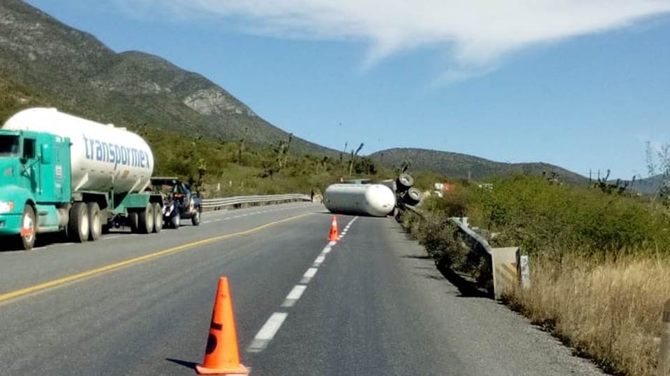 Vuelca pipa en carretera a Tula