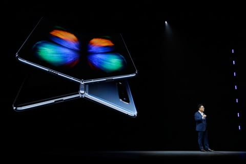 Samsung lanza smartphone de 2 mil dólares con pantalla plegable