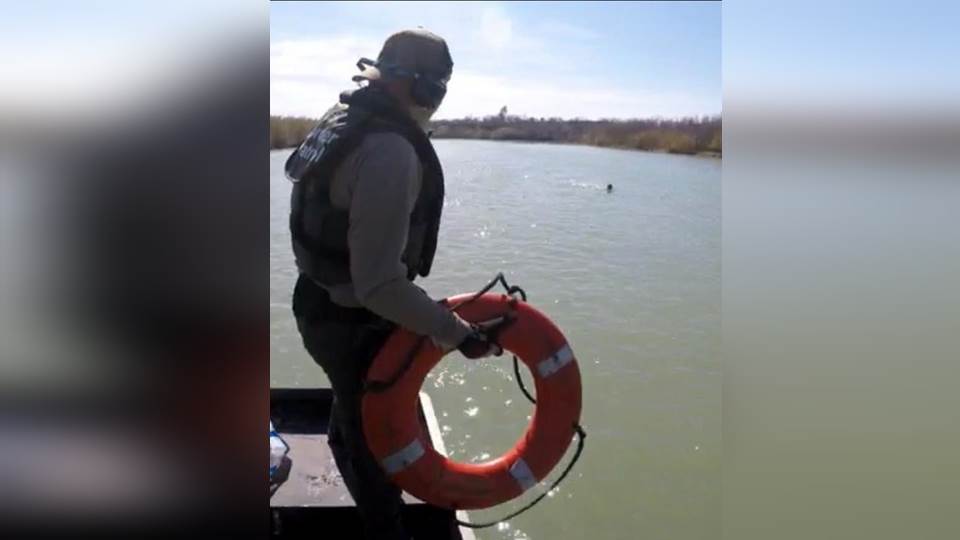 Agentes de la Patrulla Fronteriza salvan a padre e hijo de ahogarse