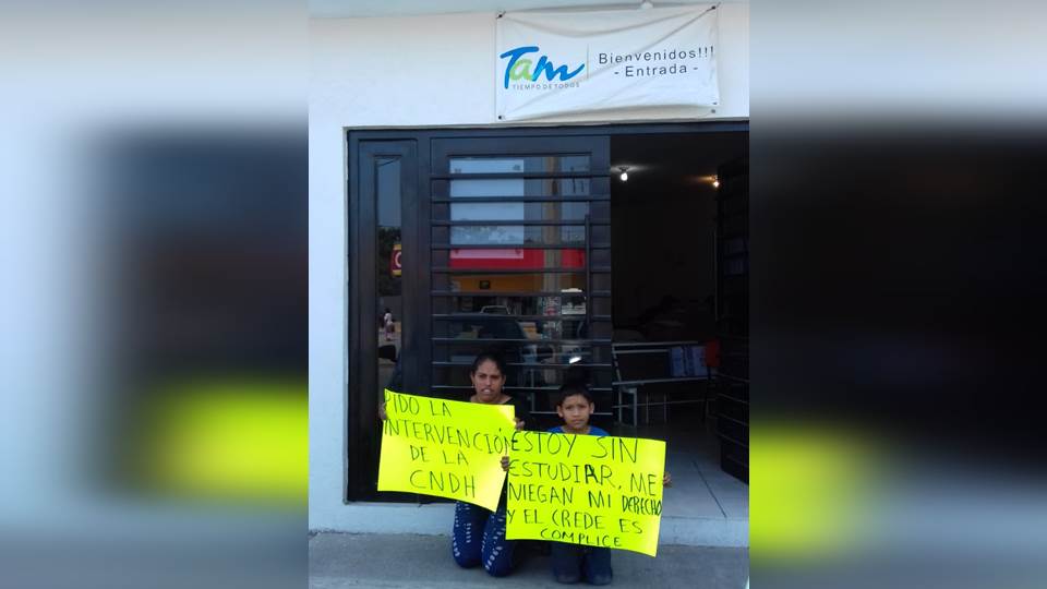 Reubican de escuela a menor víctima de bullying que protestó de rodillas ante el Crede en Altamira