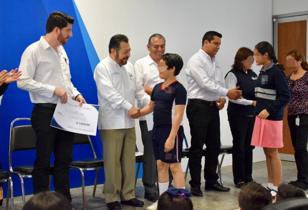 Reciben becas de ITABEC hijos de Policías Estatales
