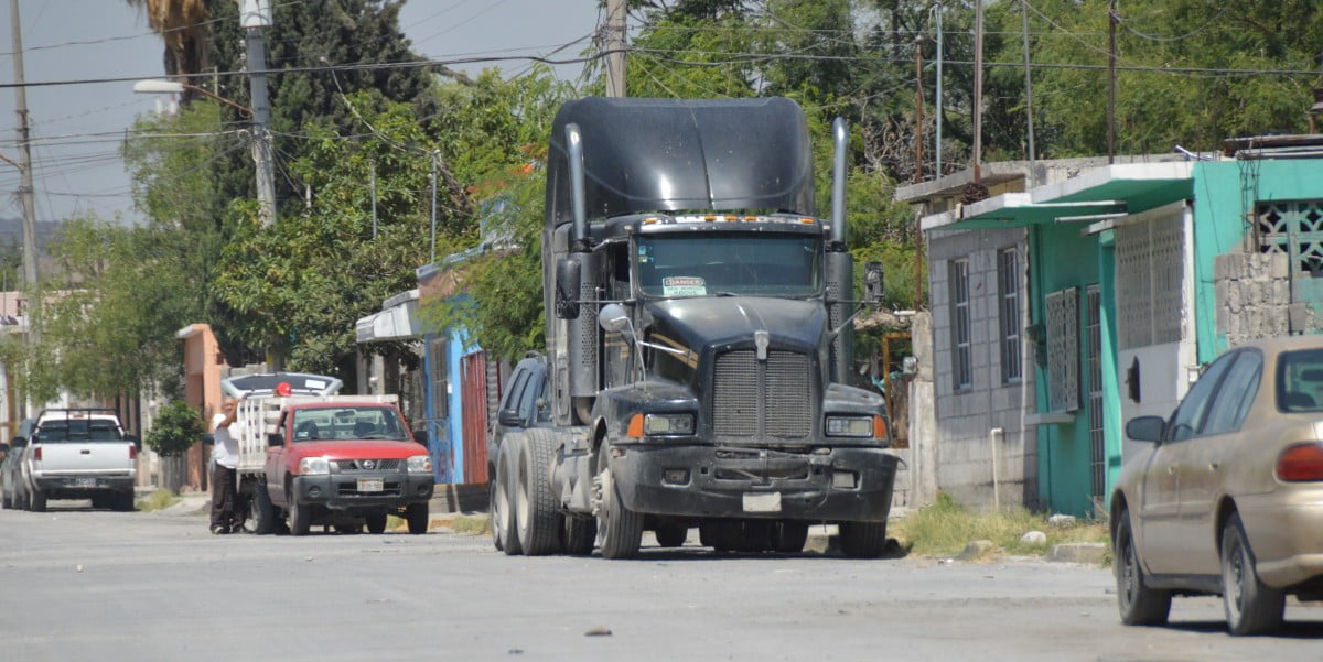 Traileros en Altamira insisten en llevarse a sus casas sus unidades, pese a estar prohibido