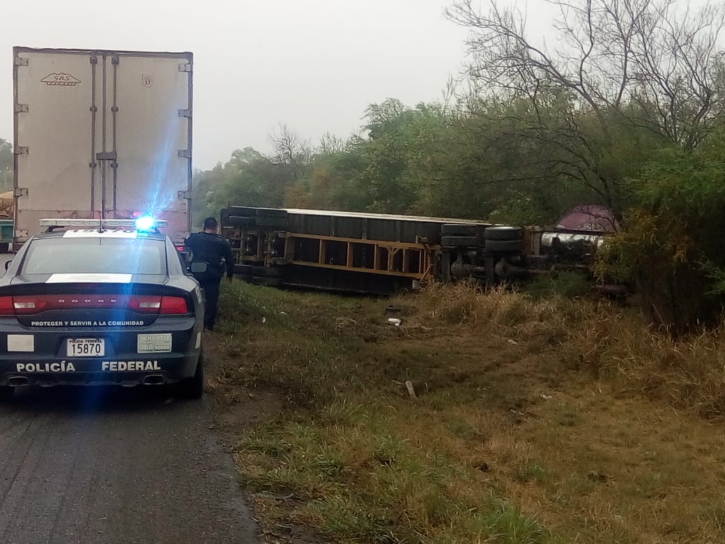 Otra volcadura de trailer en la carretera Victoria-Monterrey