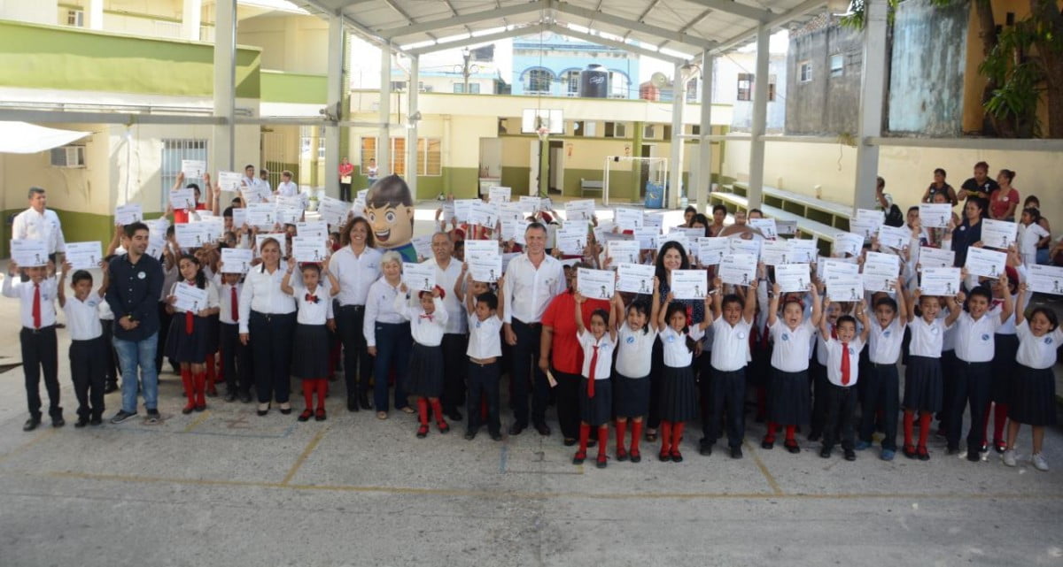Nombra Chucho Nader Inspectores Honorarios a cientos de alumnos de 3 primarias