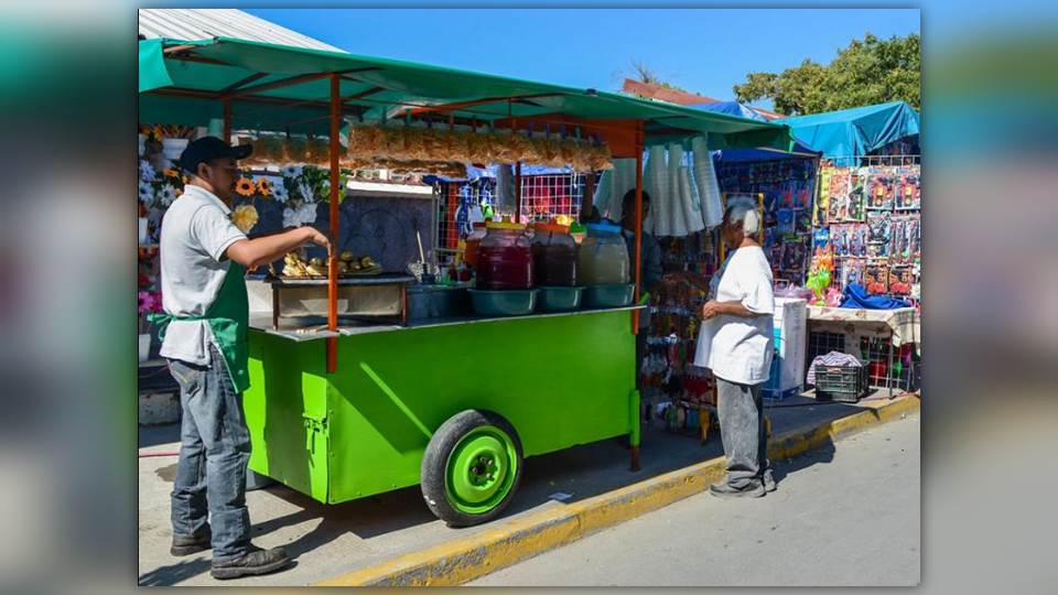 Decomisan mercancía a ambulantes por colocarse en áreas no permitidas en Nuevo Laredo