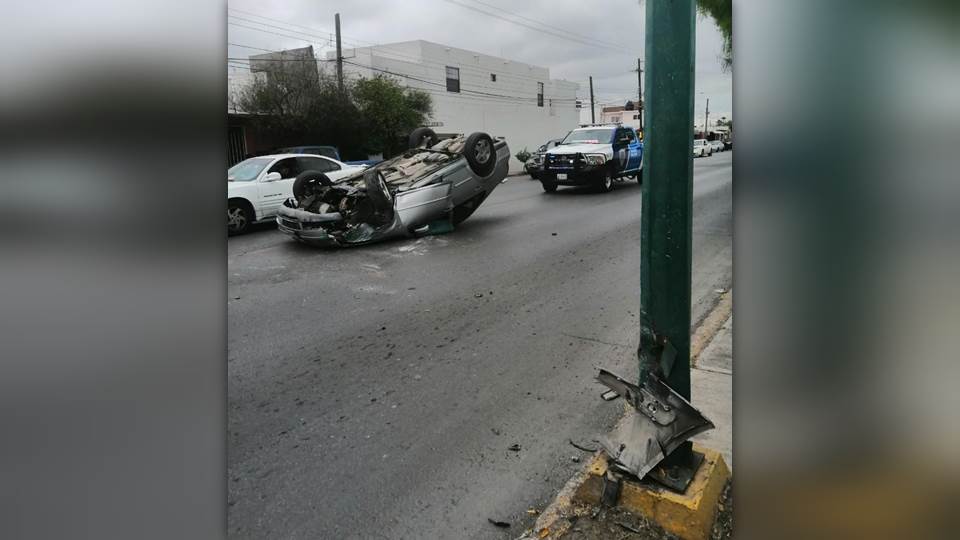 Joven choca contra arbotante y vuelca en Nuevo Laredo