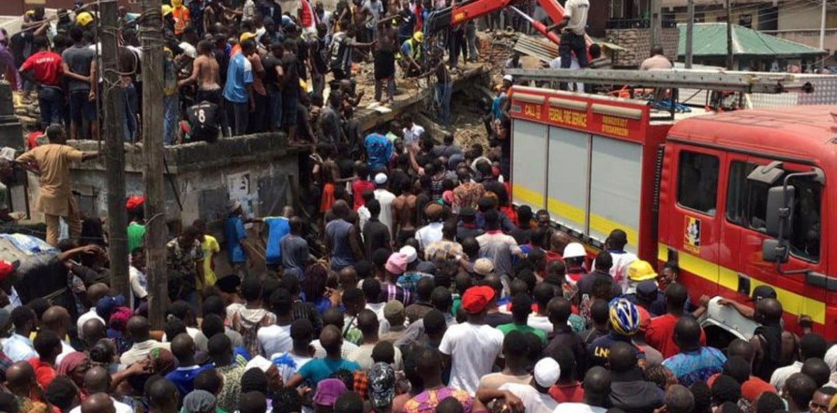 Se derrumba escuela en Nigeria, hay 100 niños atrapados