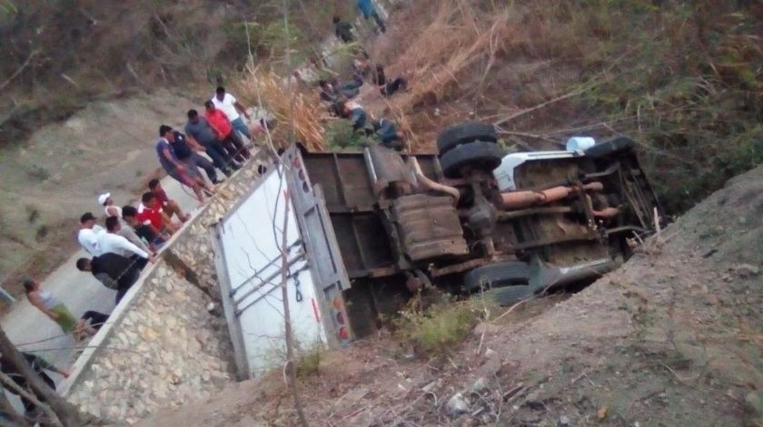 Mueren 25 migrantes en volcadura de camión en Chiapas