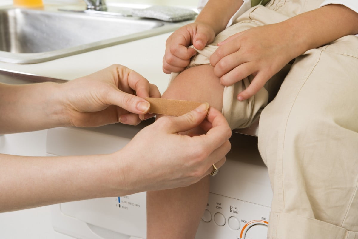 Compara los cólicos con un raspón de rodilla; lo trollean