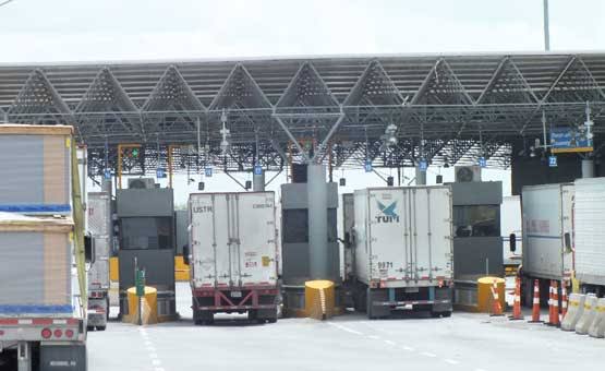 Aduana de Nuevo Laredo operará desde las 6:30 AM