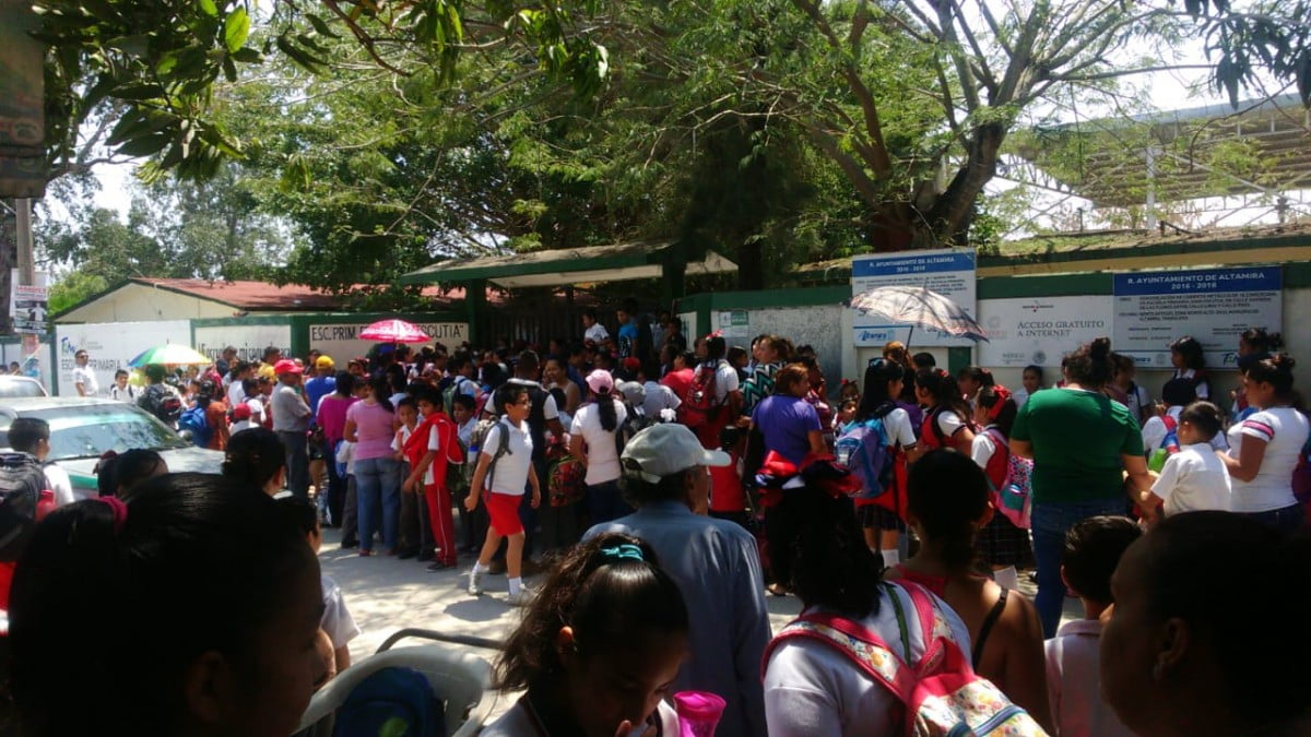 Toman escuela en Altamira y a empujones logran abrir las puertas