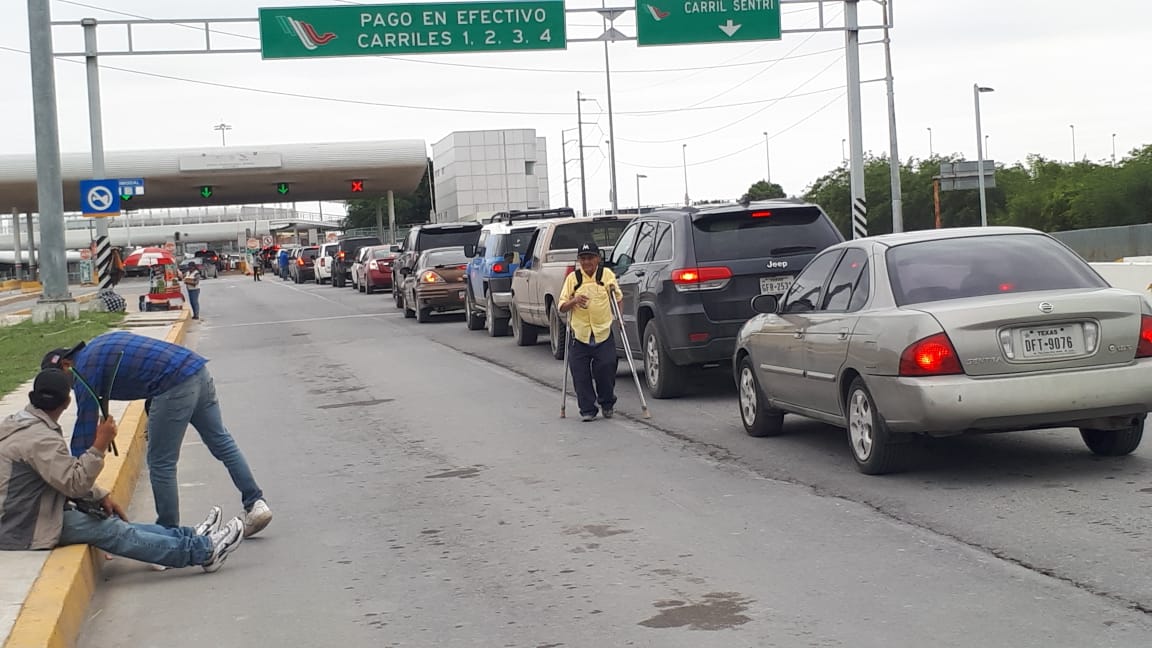 Sigue caos en cruces internacionales, reportan esperas de hasta 5 horas