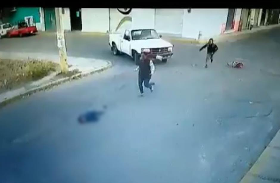 Captan momento en que auto atropella a niño en Puebla
