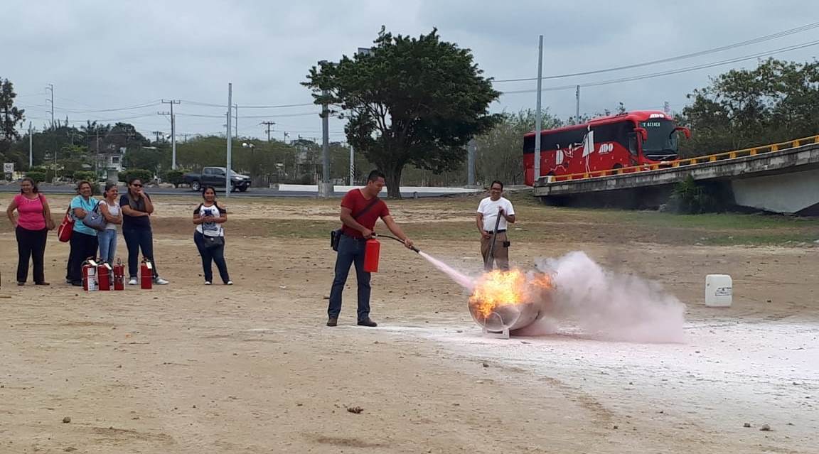Capacita bomberos de Tampico a empleados de tiendas de autoservicio