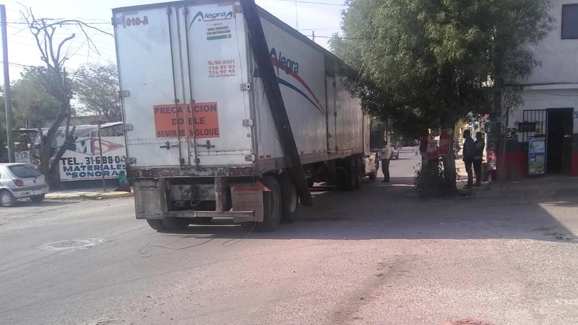 Camión derriba poste de la CFE y deja sin luz a colonia de Victoria