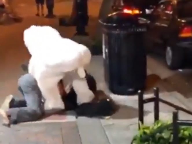 Conejo de Pascua golpea a agresor de mujer en Orlando