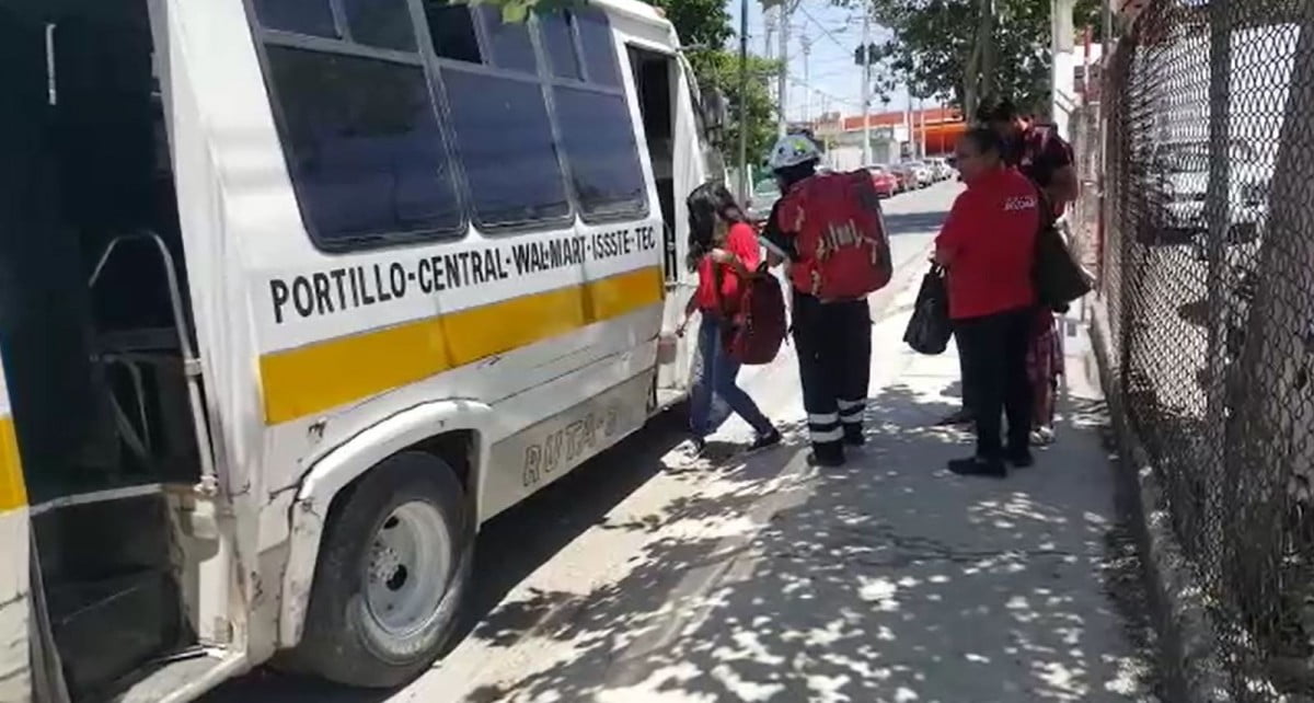 Chocan con microbús y huyen del lugar abandonando camioneta